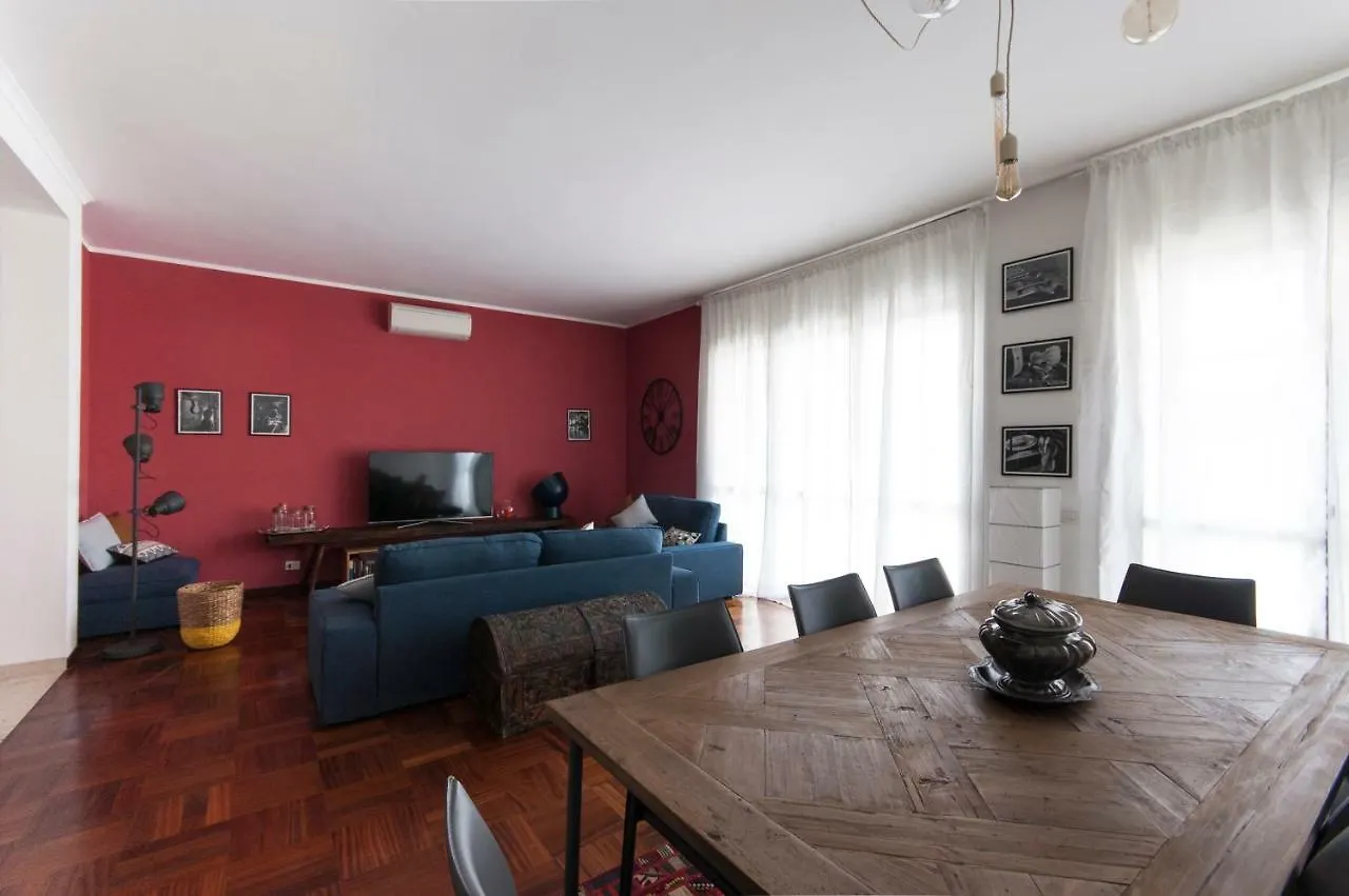Luxurious 4Bdr Penthouse Near Duomo Cathedral Apartment Milan