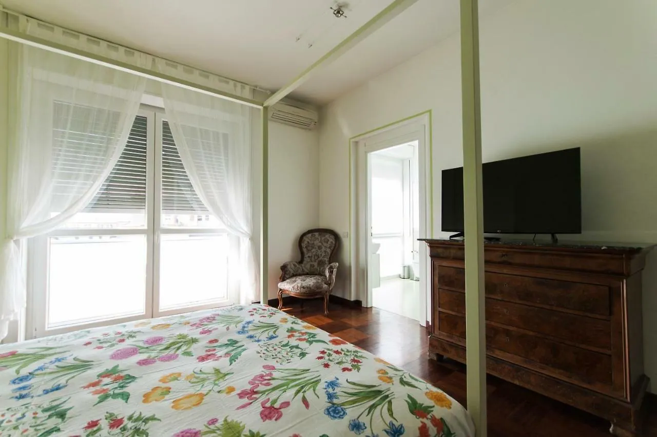 Luxurious 4Bdr Penthouse Near Duomo Cathedral Apartment Milan